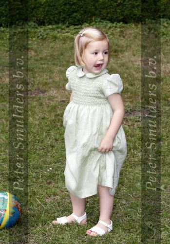 Wassenaar 11 juli 2008
Foto uurtje met prinses Maxima Prins Willem Alexander  en hun dochters Prinses Amalia Prinses Alexia en Prinses Ariane . 
Ze komen aanrijden in bakfiets.