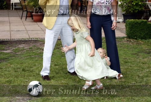 Wassenaar 11 juli 2008
Foto uurtje met prinses Maxima Prins Willem Alexander  en hun dochters Prinses Amalia Prinses Alexia en Prinses Ariane . 
Ze komen aanrijden in bakfiets.