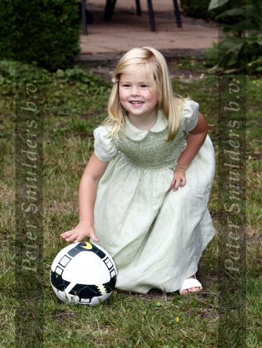 Wassenaar 11 juli 2008
Foto uurtje met prinses Maxima Prins Willem Alexander  en hun dochters Prinses Amalia Prinses Alexia en Prinses Ariane . 
Ze komen aanrijden in bakfiets.