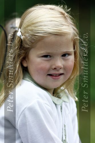 Wassenaar 11 juli 2008
Foto uurtje met prinses Maxima Prins Willem Alexander  en hun dochters Prinses Amalia Prinses Alexia en Prinses Ariane . 
Ze komen aanrijden in bakfiets.