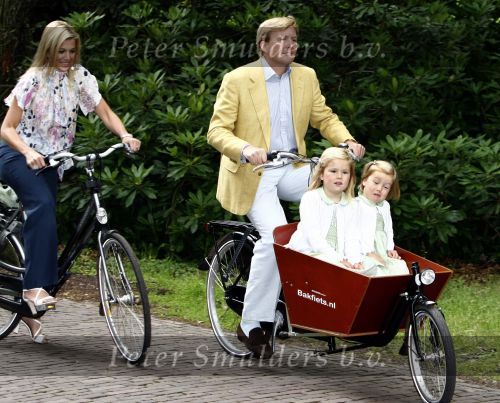 Wassenaar 11 juli 2008
Foto uurtje met prinses Maxima Prins Willem Alexander  en hun dochters Prinses Amalia Prinses Alexia en Prinses Ariane . 
Ze komen aanrijden in bakfiets.
