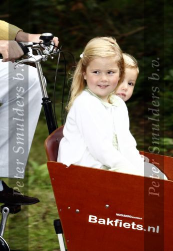 Wassenaar 11 juli 2008
Foto uurtje met prinses Maxima Prins Willem Alexander  en hun dochters Prinses Amalia Prinses Alexia en Prinses Ariane . 
Ze komen aanrijden in bakfiets.