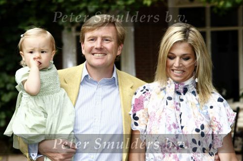 Wassenaar 11 juli 2008
Foto uurtje met prinses Maxima Prins Willem Alexander  en hun dochters Prinses Amalia Prinses Alexia en Prinses Ariane . 
Ze komen aanrijden in bakfiets.