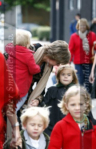 Amsterdam 4 oktober 2008
Prinses Laurentien met Prinses Eloise Prins Claus Cazimir en prinses Leonore bij premiere grote Terra in de Meervaart.
Peter Smulders bv
