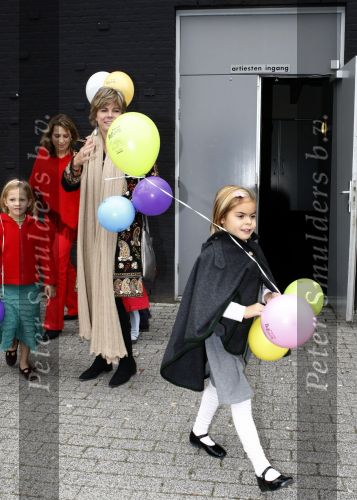 Amsterdam 4 oktober 2008
Prinses Laurentien met Prinses Eloise Prins Claus Cazimir en prinses Leonore bij premiere grote Terra in de Meervaart.
Peter Smulders bv
