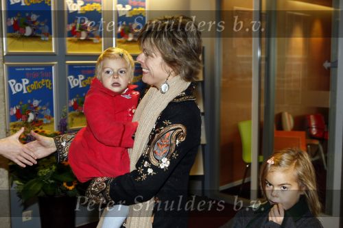 Amsterdam 4 oktober 2008
Prinses Laurentien met Prinses Eloise Prins Claus Cazimir en prinses Leonore bij premiere grote Terra in de Meervaart.
Peter Smulders bv
