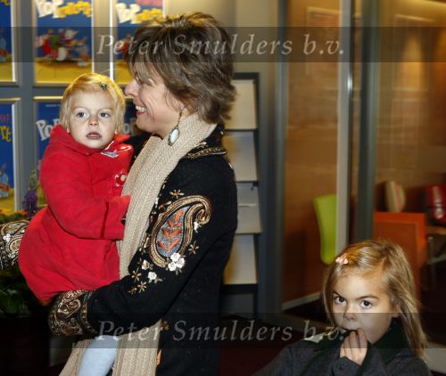 Amsterdam 4 oktober 2008
Prinses Laurentien met Prinses Eloise Prins Claus Cazimir en prinses Leonore bij premiere grote Terra in de Meervaart.
Peter Smulders bv