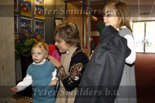 Amsterdam 4 oktober 2008
Prinses Laurentien met Prinses Eloise Prins Claus Cazimir en prinses Leonore bij premiere grote Terra in de Meervaart.
Peter Smulders bv