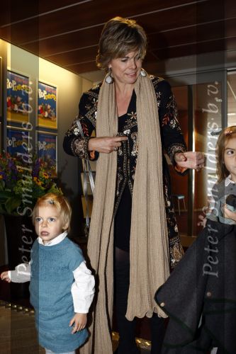 Amsterdam 4 oktober 2008
Prinses Laurentien met Prinses Eloise Prins Claus Cazimir en prinses Leonore bij premiere grote Terra in de Meervaart.
Peter Smulders bv