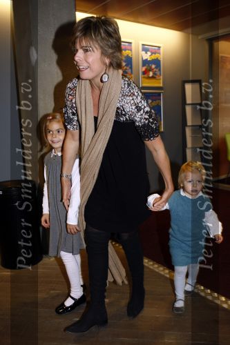 Amsterdam 4 oktober 2008
Prinses Laurentien met Prinses Eloise Prins Claus Cazimir en prinses Leonore bij premiere grote Terra in de Meervaart.
Peter Smulders bv