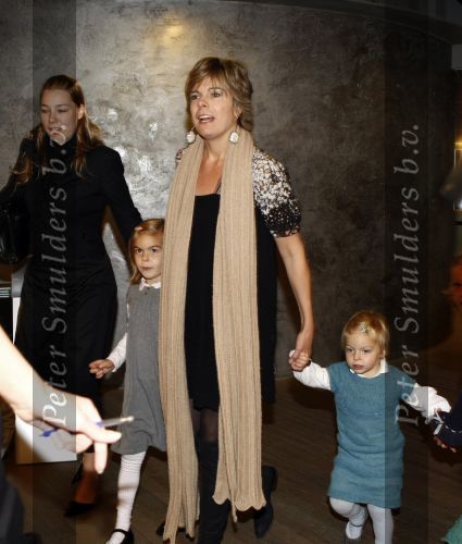 Amsterdam 4 oktober 2008
Prinses Laurentien met Prinses Eloise Prins Claus Cazimir en prinses Leonore bij premiere grote Terra in de Meervaart.
Peter Smulders bv