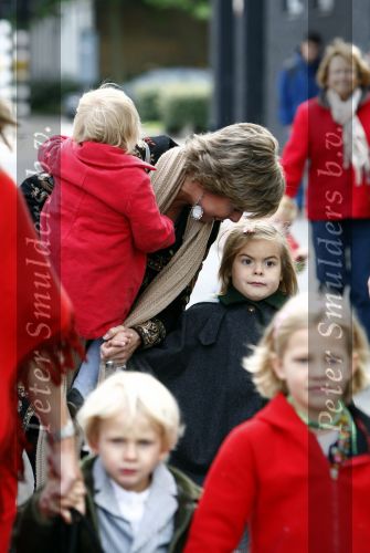 Amsterdam 4 oktober 2008
Prinses Laurentien met Prinses Eloise Prins Claus Cazimir en prinses Leonore bij premiere grote Terra in de Meervaart.
Peter Smulders bv