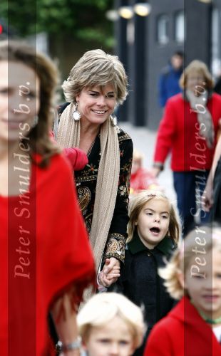 Amsterdam 4 oktober 2008
Prinses Laurentien met Prinses Eloise Prins Claus Cazimir en prinses Leonore bij premiere grote Terra in de Meervaart.
Peter Smulders bv
