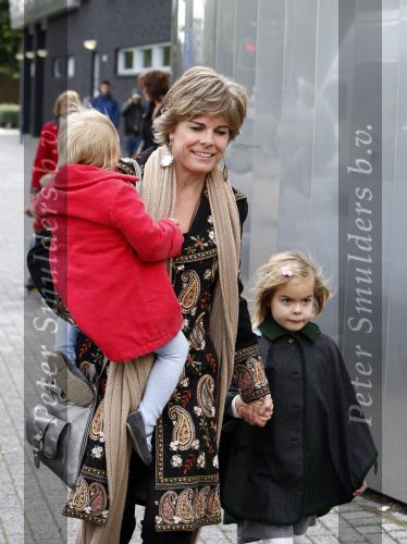 Amsterdam 4 oktober 2008
Prinses Laurentien met Prinses Eloise Prins Claus Cazimir en prinses Leonore bij premiere grote Terra in de Meervaart.
Peter Smulders bv