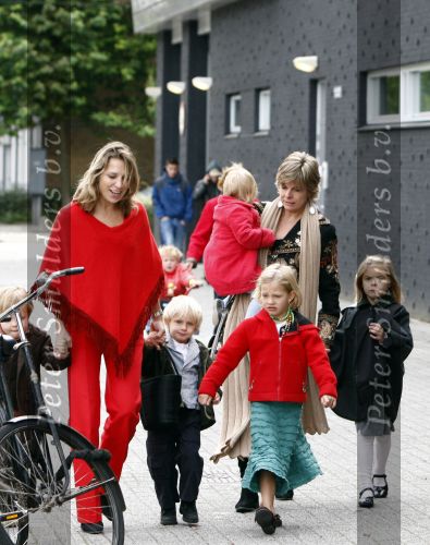 Amsterdam 4 oktober 2008
Prinses Laurentien met Prinses Eloise Prins Claus Cazimir en prinses Leonore bij premiere grote Terra in de Meervaart.
Peter Smulders bv