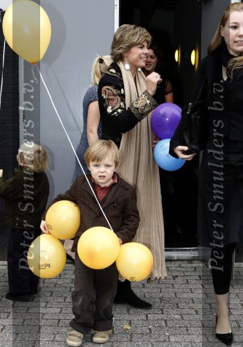 Amsterdam 4 oktober 2008
Prinses Laurentien met Prinses Eloise Prins Claus Cazimir en prinses Leonore bij premiere grote Terra in de Meervaart.
Peter Smulders bv
