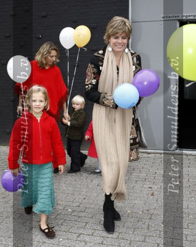 Amsterdam 4 oktober 2008
Prinses Laurentien met Prinses Eloise Prins Claus Cazimir en prinses Leonore bij premiere grote Terra in de Meervaart.
Peter Smulders bv