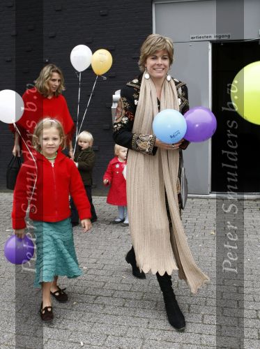 Amsterdam 4 oktober 2008
Prinses Laurentien met Prinses Eloise Prins Claus Cazimir en prinses Leonore bij premiere grote Terra in de Meervaart.
Peter Smulders bv