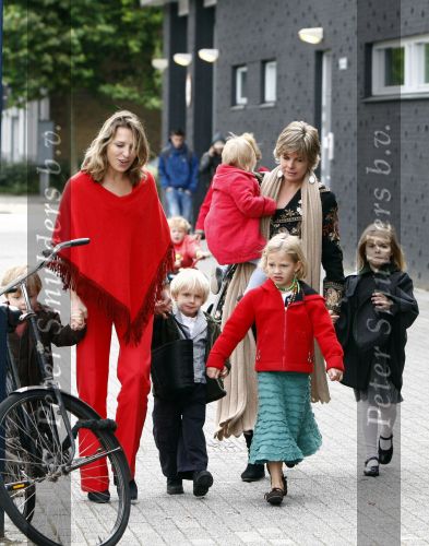 Amsterdam 4 oktober 2008
Prinses Laurentien met Prinses Eloise Prins Claus Cazimir en prinses Leonore bij premiere grote Terra in de Meervaart.
Peter Smulders bv