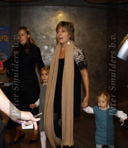 Amsterdam 4 oktober 2008
Prinses Laurentien met Prinses Eloise Prins Claus Cazimir en prinses Leonore bij premiere grote Terra in de Meervaart.
Peter Smulders bv