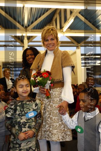 Amsterdam 23 januari 2008
Prinses Laurentien tijdens voorleesdag in bibliotheek met kinderen.