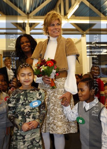 Amsterdam 23 januari 2008
Prinses Laurentien tijdens voorleesdag in bibliotheek met kinderen.