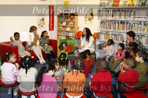 Amsterdam 23 januari 2008
Prinses Laurentien tijdens voorleesdag in bibliotheek met kinderen.