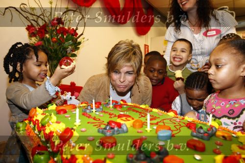 Amsterdam 23 januari 2008
Prinses Laurentien tijdens voorleesdag in bibliotheek met kinderen.
