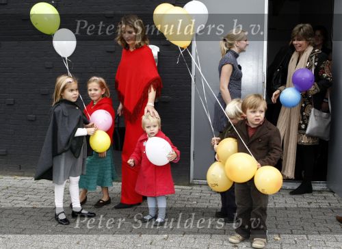 Amsterdam 4 oktober 2008
Prinses Laurentien met Prinses Eloise Prins Claus Cazimir en prinses Leonore bij premiere grote Terra in de Meervaart.
Peter Smulders bv