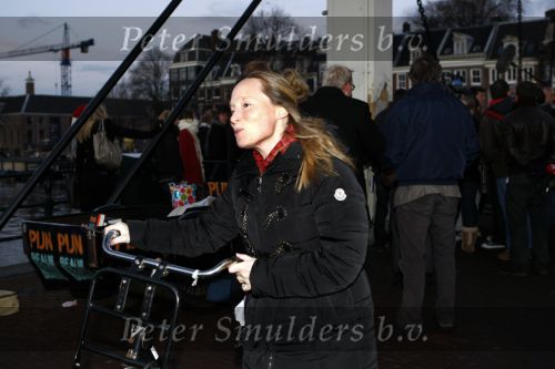 Amsterdam 10 december 2008
Prinses Margarita op de fiets bij de magere brug in Amsterdam
Peter Smulders bv