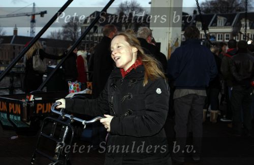 Amsterdam 10 december 2008
Prinses Margarita op de fiets bij de magere brug in Amsterdam
Peter Smulders bv