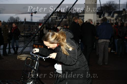 Amsterdam 10 december 2008
Prinses Margarita op de fiets bij de magere brug in Amsterdam
Peter Smulders bv