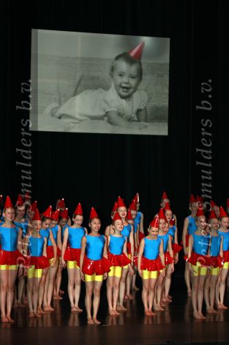 Apeldoorn 19 januari 2008
Mr Pieter v Vollenhoven met kinderen in theater Apeldoorn ivm 65 e verjaardag prinses Margriet. babyfoto Margriet