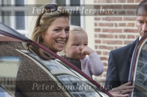 Apeldoorn 2 November 2008 Op paleis het Loo is vandaag de jongste zoon van Prins Bernhard en Prinses Annette gedoopt 
Op de foto Prinses Maxima met Prinses Arianne