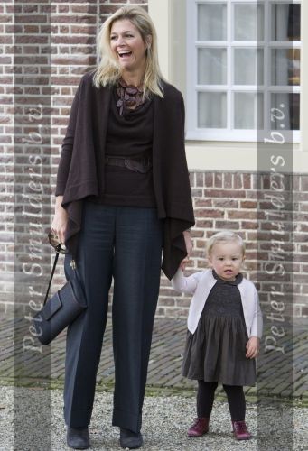 Apeldoorn 2 November 2008 Op paleis het Loo is vandaag de jongste zoon van Prins Bernhard en Prinses Annette gedoopt 
Op de foto Prinses Maxima met Prinses Arianne