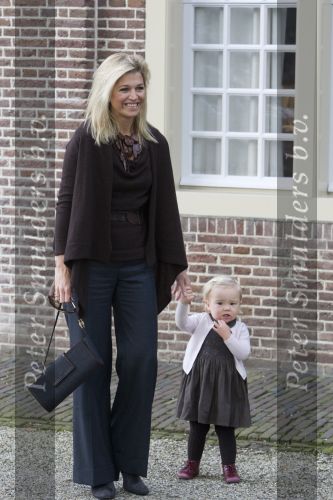 Apeldoorn 2 November 2008 Op paleis het Loo is vandaag de jongste zoon van Prins Bernhard en Prinses Annette gedoopt 
Op de foto Prinses Maxima met Prinses Arianne