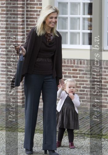 Apeldoorn 2 November 2008 Op paleis het Loo is vandaag de jongste zoon van Prins Bernhard en Prinses Annette gedoopt 
Op de foto Prinses Maxima met Prinses Arianne
