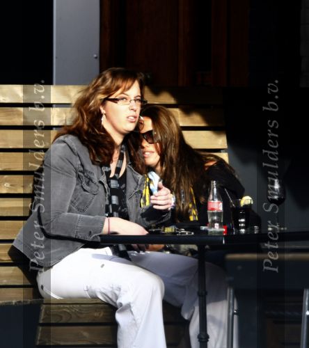 Amsterdam 26 oktober 2008
Priscilla Brard met een vriendin op terras in Amsterdam.
Peter Smulders bv