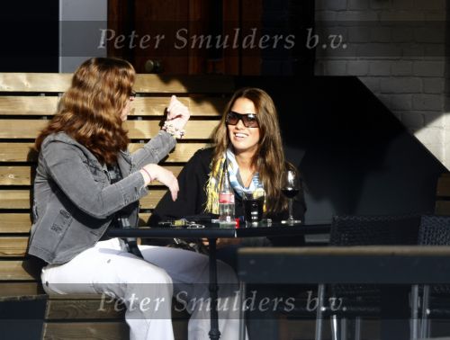 Amsterdam 26 oktober 2008
Priscilla Brard met een vriendin op terras in Amsterdam.
Peter Smulders bv