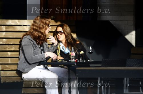 Amsterdam 26 oktober 2008
Priscilla Brard met een vriendin op terras in Amsterdam.
Peter Smulders bv