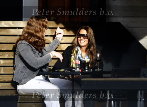 Amsterdam 26 oktober 2008
Priscilla Brard met een vriendin op terras in Amsterdam.
Peter Smulders bv