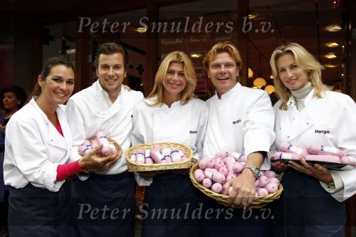 Amsterdam 4 oktober 2008
Estelle Gullit Winston Gerschtanowitz Bastiaan Ragas Quinty Trustfull en Anouk Smulders verkopen leverworst in roze verpakking bij de Hergo voor Pink Ribbon.
Peter Smulder s bv