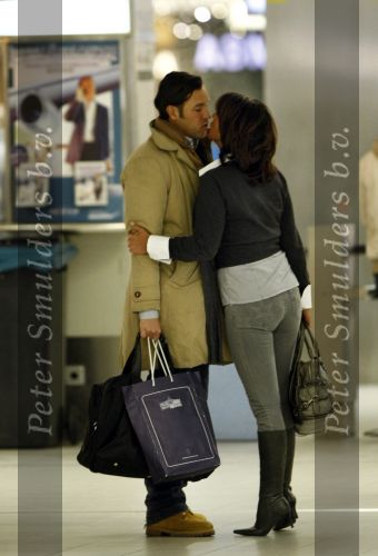 Schiphol 27 december 2008
Rachel Hazes betrapt met haar nieuwe italiaanse vriend Niccolo Armaroli terwijl ze hem heeft afgezet op Schiphol. 
Hij heeft de kerstdagen bij Rachel door gebracht.