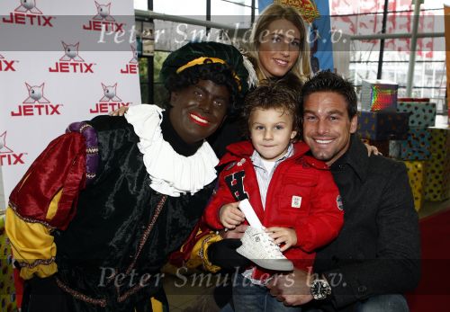 Rotterdam 30 november 2008
Het feest van Sinterklaas in ahoy . Raymond Havelaar met vrouw en zoontje
Peter Smulders bv