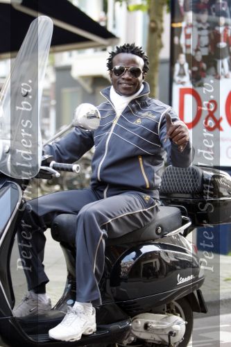 Amsterdam 12 oktober 2007
Regilio Tuur op zijn vespa scooter op de pc hooftstraat.