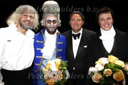 Rotterdam 20 april 2008
Premiere Les Miserables in het nieuwe luxor .Rene v Kooten Jamai Looman Carlo Boszhard en Erwin v Lambaart
Peter Smulders bv