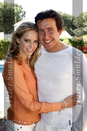 Marbella 24 april 2008
Renzo en Mara Kazan hebben zich verloofd tijdens groeten uit de rimboe.
Peter Smulders bv