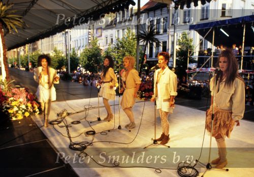 9 Mei 1987 Schiphol Oost Antwerpen Luchthaven, optreden in Antwerpen (Stage ) en optreden s\'avonds in Haren ( Groningen ) een dag met de Dolly Dots On Tour met Angela Groothuizen Ria Brieffies Patty Zomer Esther Oosterbeek en Angela Kramers