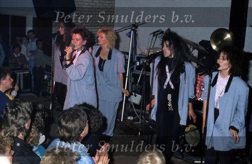 9 Mei 1987 Schiphol Oost Antwerpen Luchthaven, optreden in Antwerpen (Stage ) en optreden s\'avonds in Haren ( Groningen ) een dag met de Dolly Dots On Tour met Angela Groothuizen Ria Brieffies Patty Zomer Esther Oosterbeek en Angela Kramers