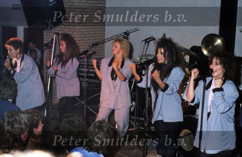 9 Mei 1987 Schiphol Oost Antwerpen Luchthaven, optreden in Antwerpen (Stage ) en optreden s\'avonds in Haren ( Groningen ) een dag met de Dolly Dots On Tour met Angela Groothuizen Ria Brieffies Patty Zomer Esther Oosterbeek en Angela Kramers